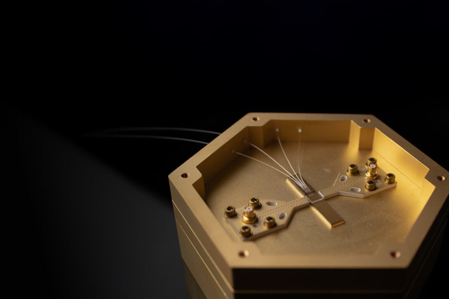 De Beers’ Element Six Invests in Quantum Computing Startup Lightsynq lightsynq device background 1